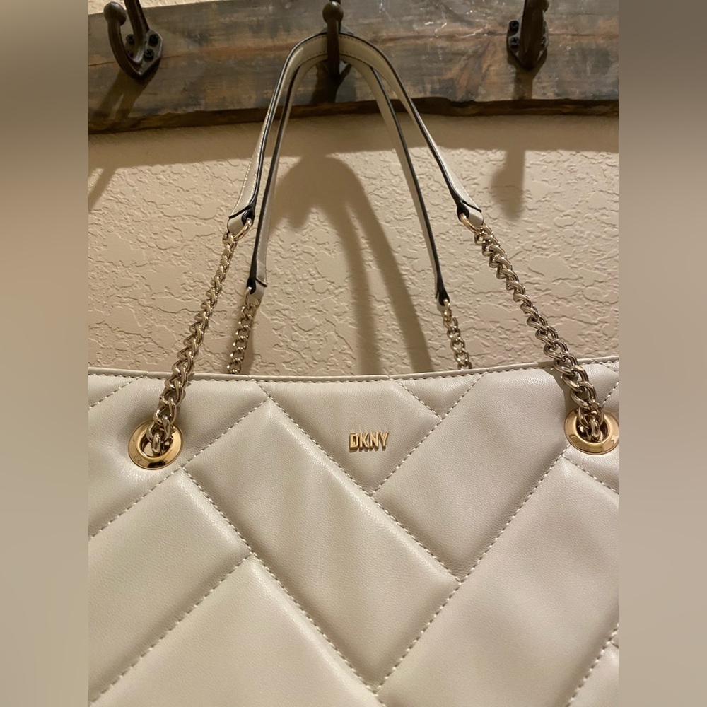 NWOT DKNY Medium Veronica Cream Quilted Satchel Shoulder Bag Gold-Tone Chain - Picture 4 of 16